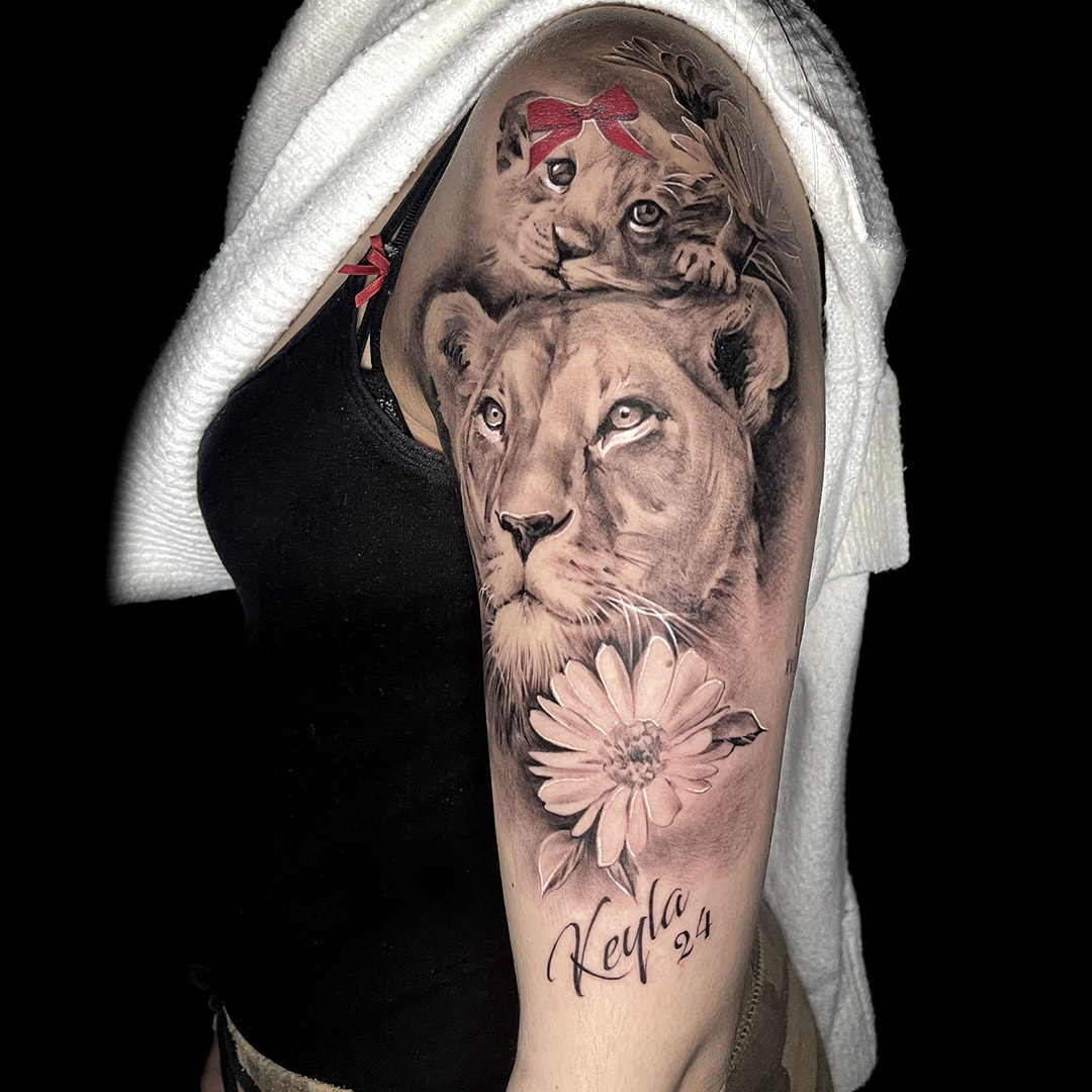 Lionne et lionceau tatouage